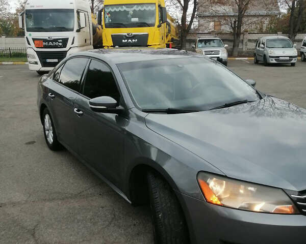 Серый Фольксваген Пассат, объемом двигателя 2.5 л и пробегом 233 тыс. км за 10000 $, фото 1 на Automoto.ua