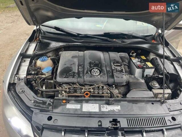 Серый Фольксваген Пассат, объемом двигателя 2.5 л и пробегом 124 тыс. км за 12500 $, фото 1 на Automoto.ua