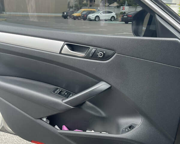 Сірий Фольксваген Пассат, об'ємом двигуна 2.5 л та пробігом 196 тис. км за 10500 $, фото 27 на Automoto.ua