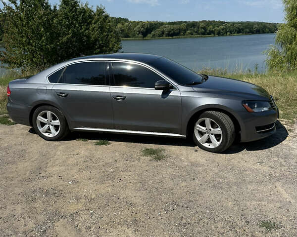 Серый Фольксваген Пассат, объемом двигателя 2.5 л и пробегом 178 тыс. км за 10000 $, фото 2 на Automoto.ua