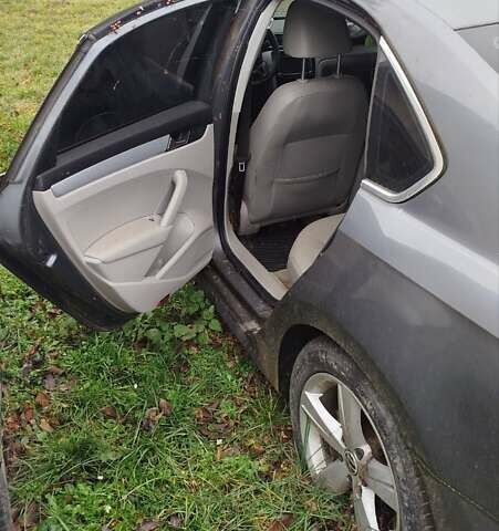 Серый Фольксваген Пассат, объемом двигателя 2.5 л и пробегом 210 тыс. км за 4200 $, фото 6 на Automoto.ua