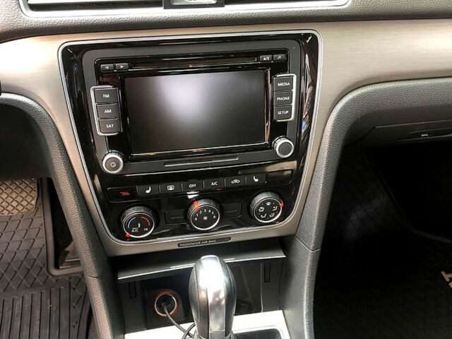 Серый Фольксваген Пассат, объемом двигателя 1.8 л и пробегом 220 тыс. км за 12500 $, фото 4 на Automoto.ua