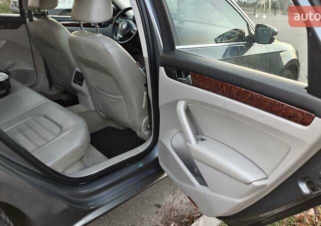 Серый Фольксваген Пассат, объемом двигателя 2.5 л и пробегом 207 тыс. км за 12500 $, фото 21 на Automoto.ua