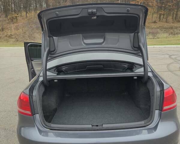 Серый Фольксваген Пассат, объемом двигателя 2.5 л и пробегом 120 тыс. км за 11000 $, фото 9 на Automoto.ua