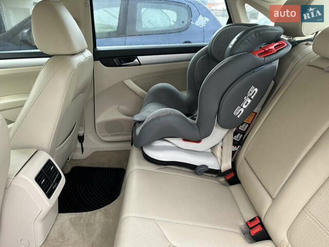 Серый Фольксваген Пассат, объемом двигателя 2.5 л и пробегом 226 тыс. км за 10500 $, фото 30 на Automoto.ua