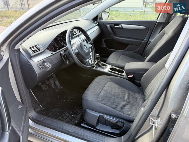 Серый Фольксваген Пассат, объемом двигателя 1.97 л и пробегом 247 тыс. км за 11500 $, фото 13 на Automoto.ua