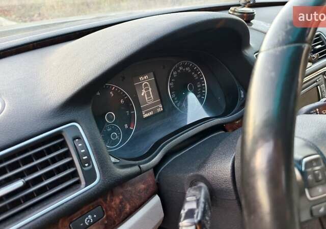 Серый Фольксваген Пассат, объемом двигателя 2.5 л и пробегом 207 тыс. км за 12500 $, фото 9 на Automoto.ua