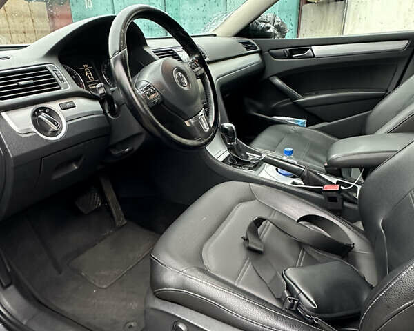 Серый Фольксваген Пассат, объемом двигателя 2.5 л и пробегом 276 тыс. км за 7999 $, фото 6 на Automoto.ua