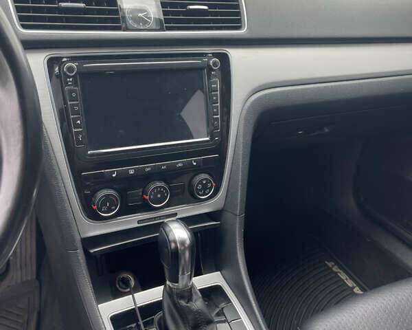 Сірий Фольксваген Пассат, об'ємом двигуна 2.5 л та пробігом 196 тис. км за 10500 $, фото 26 на Automoto.ua