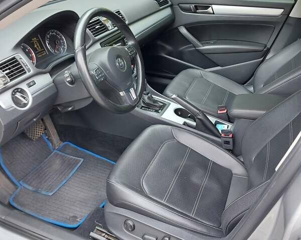 Серый Фольксваген Пассат, объемом двигателя 2.5 л и пробегом 219 тыс. км за 9800 $, фото 11 на Automoto.ua