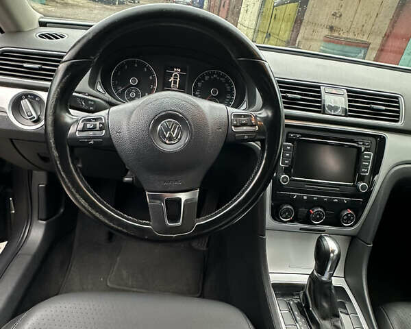 Серый Фольксваген Пассат, объемом двигателя 2.5 л и пробегом 276 тыс. км за 7999 $, фото 7 на Automoto.ua