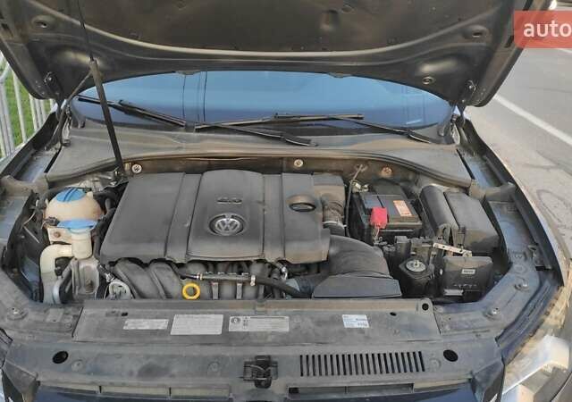 Серый Фольксваген Пассат, объемом двигателя 2.5 л и пробегом 170 тыс. км за 10600 $, фото 5 на Automoto.ua