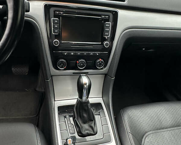 Серый Фольксваген Пассат, объемом двигателя 2.5 л и пробегом 276 тыс. км за 7999 $, фото 9 на Automoto.ua