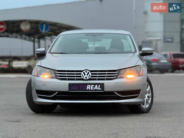 Серый Фольксваген Пассат, объемом двигателя 2.5 л и пробегом 236 тыс. км за 11800 $, фото 2 на Automoto.ua