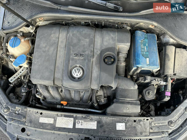 Серый Фольксваген Пассат, объемом двигателя 2.5 л и пробегом 226 тыс. км за 10500 $, фото 9 на Automoto.ua