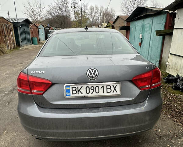 Серый Фольксваген Пассат, объемом двигателя 2.5 л и пробегом 276 тыс. км за 7999 $, фото 3 на Automoto.ua
