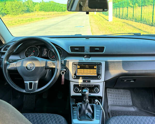 Сірий Фольксваген Пассат, об'ємом двигуна 1.6 л та пробігом 264 тис. км за 8950 $, фото 14 на Automoto.ua