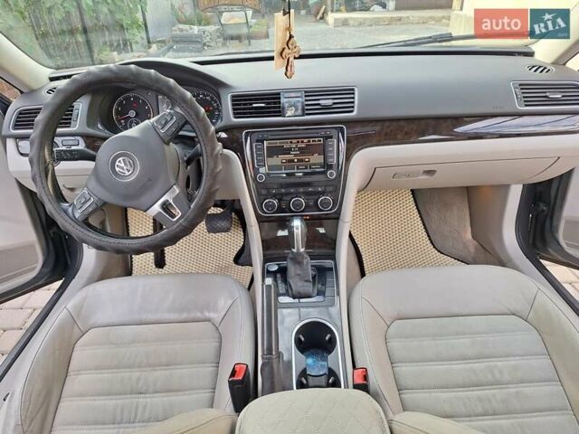 Серый Фольксваген Пассат, объемом двигателя 1.8 л и пробегом 319 тыс. км за 12000 $, фото 9 на Automoto.ua