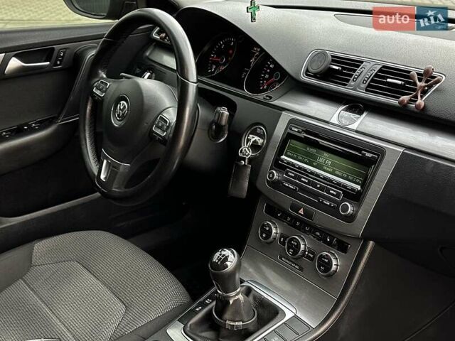 Сірий Фольксваген Пассат, об'ємом двигуна 1.6 л та пробігом 350 тис. км за 10999 $, фото 38 на Automoto.ua