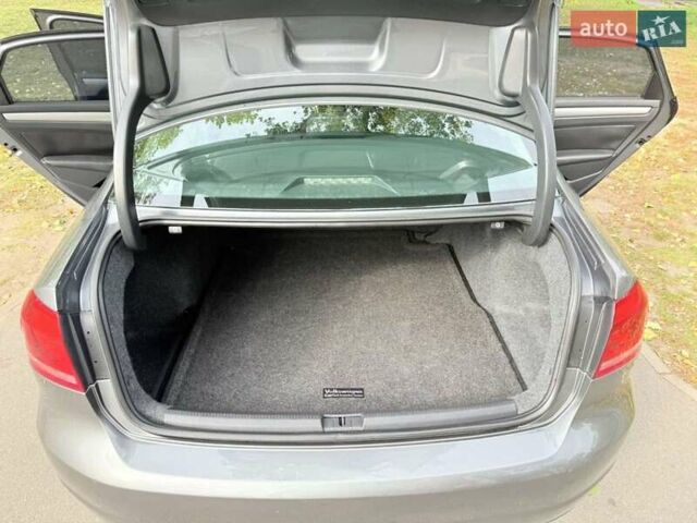 Серый Фольксваген Пассат, объемом двигателя 1.8 л и пробегом 180 тыс. км за 9600 $, фото 5 на Automoto.ua