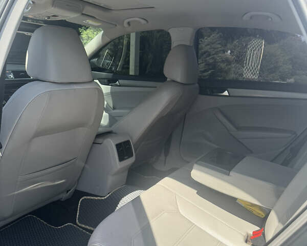 Сірий Фольксваген Пассат, об'ємом двигуна 1.8 л та пробігом 230 тис. км за 10500 $, фото 9 на Automoto.ua