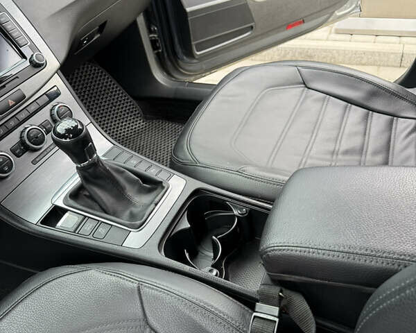 Серый Фольксваген Пассат, объемом двигателя 1.6 л и пробегом 217 тыс. км за 11999 $, фото 13 на Automoto.ua