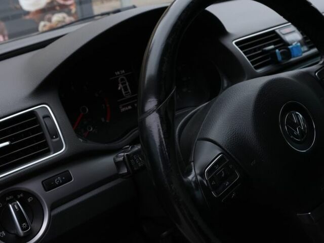 Серый Фольксваген Пассат, объемом двигателя 1.8 л и пробегом 206 тыс. км за 9999 $, фото 5 на Automoto.ua