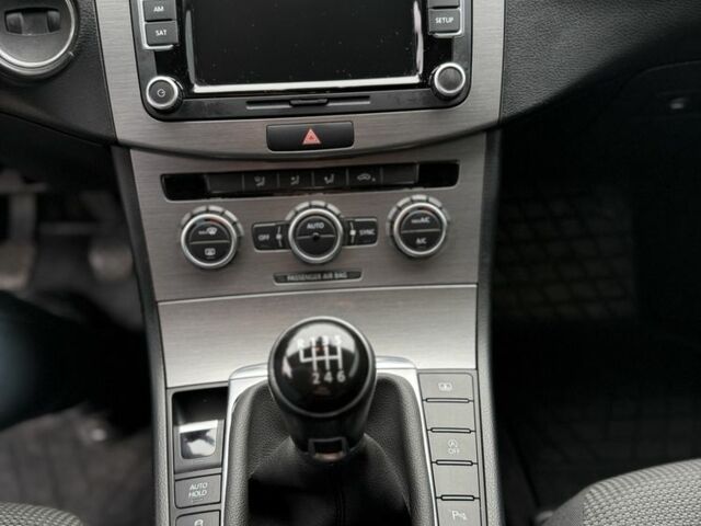 Серый Фольксваген Пассат, объемом двигателя 2 л и пробегом 277 тыс. км за 12150 $, фото 6 на Automoto.ua