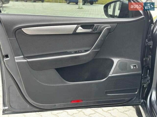 Сірий Фольксваген Пассат, об'ємом двигуна 1.6 л та пробігом 350 тис. км за 10999 $, фото 17 на Automoto.ua