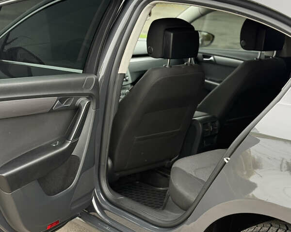 Серый Фольксваген Пассат, объемом двигателя 1.97 л и пробегом 277 тыс. км за 12150 $, фото 15 на Automoto.ua