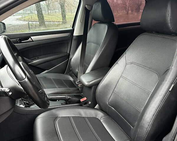 Сірий Фольксваген Пассат, об'ємом двигуна 1.8 л та пробігом 299 тис. км за 9500 $, фото 16 на Automoto.ua