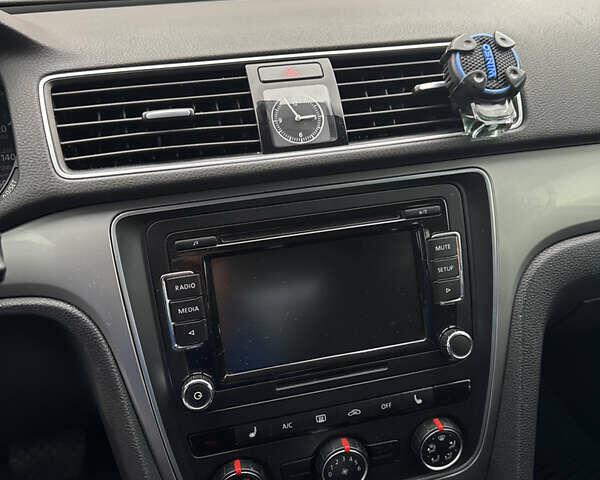 Серый Фольксваген Пассат, объемом двигателя 1.8 л и пробегом 206 тыс. км за 9999 $, фото 9 на Automoto.ua