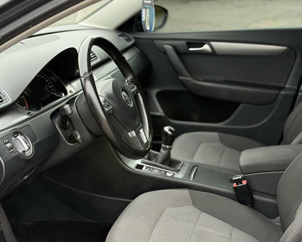 Серый Фольксваген Пассат, объемом двигателя 1.97 л и пробегом 277 тыс. км за 12150 $, фото 18 на Automoto.ua