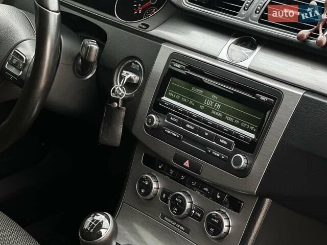 Сірий Фольксваген Пассат, об'ємом двигуна 1.6 л та пробігом 350 тис. км за 10999 $, фото 40 на Automoto.ua