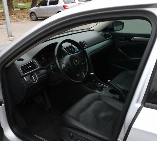 Серый Фольксваген Пассат, объемом двигателя 1.8 л и пробегом 206 тыс. км за 9999 $, фото 4 на Automoto.ua