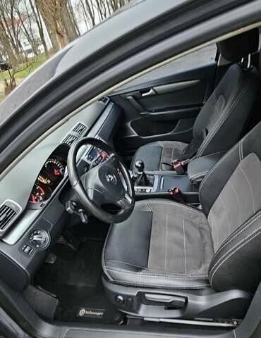 Сірий Фольксваген Пассат, об'ємом двигуна 1.6 л та пробігом 245 тис. км за 10300 $, фото 7 на Automoto.ua