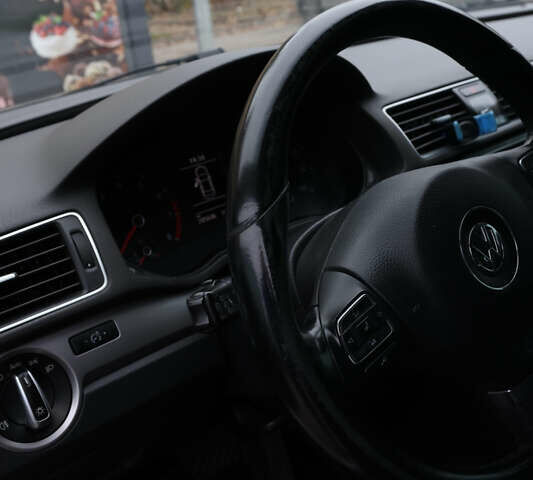 Серый Фольксваген Пассат, объемом двигателя 1.8 л и пробегом 206 тыс. км за 9999 $, фото 6 на Automoto.ua