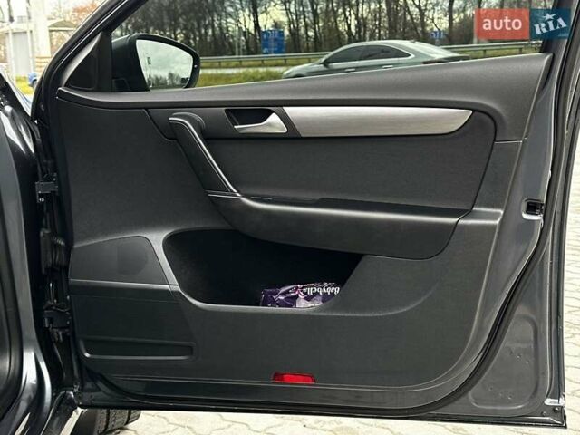 Сірий Фольксваген Пассат, об'ємом двигуна 1.6 л та пробігом 350 тис. км за 10999 $, фото 36 на Automoto.ua