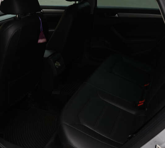 Серый Фольксваген Пассат, объемом двигателя 1.8 л и пробегом 206 тыс. км за 9999 $, фото 5 на Automoto.ua