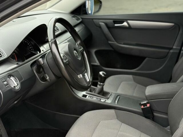 Серый Фольксваген Пассат, объемом двигателя 2 л и пробегом 277 тыс. км за 12150 $, фото 7 на Automoto.ua