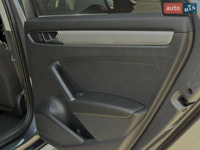 Серый Фольксваген Пассат, объемом двигателя 1.8 л и пробегом 136 тыс. км за 13500 $, фото 9 на Automoto.ua