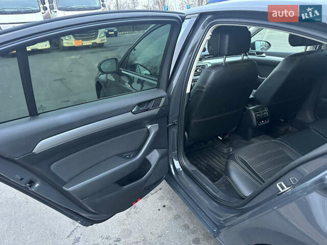 Серый Фольксваген Пассат, объемом двигателя 2 л и пробегом 257 тыс. км за 16900 $, фото 19 на Automoto.ua