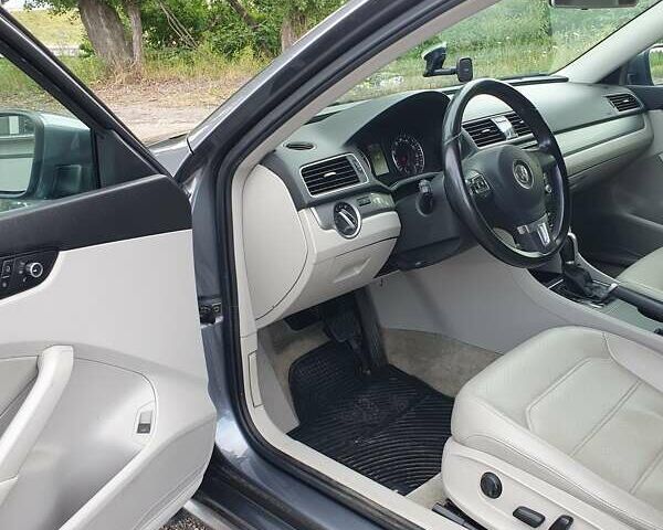 Серый Фольксваген Пассат, объемом двигателя 1.8 л и пробегом 180 тыс. км за 12000 $, фото 7 на Automoto.ua