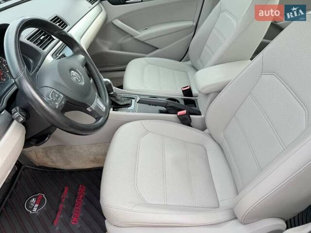 Сірий Фольксваген Пассат, об'ємом двигуна 1.8 л та пробігом 135 тис. км за 12000 $, фото 11 на Automoto.ua