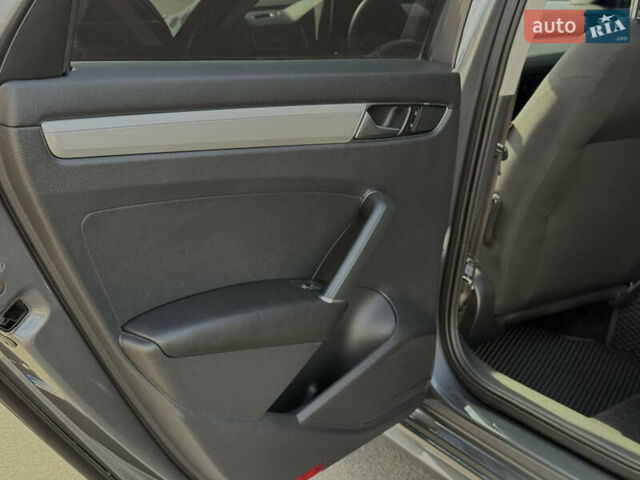 Серый Фольксваген Пассат, объемом двигателя 1.8 л и пробегом 136 тыс. км за 13500 $, фото 7 на Automoto.ua