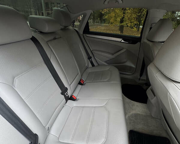 Серый Фольксваген Пассат, объемом двигателя 1.8 л и пробегом 225 тыс. км за 12000 $, фото 5 на Automoto.ua