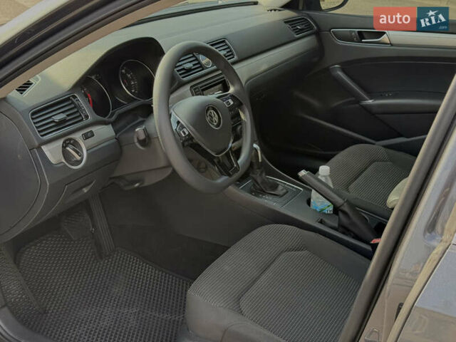 Серый Фольксваген Пассат, объемом двигателя 1.8 л и пробегом 136 тыс. км за 13500 $, фото 4 на Automoto.ua