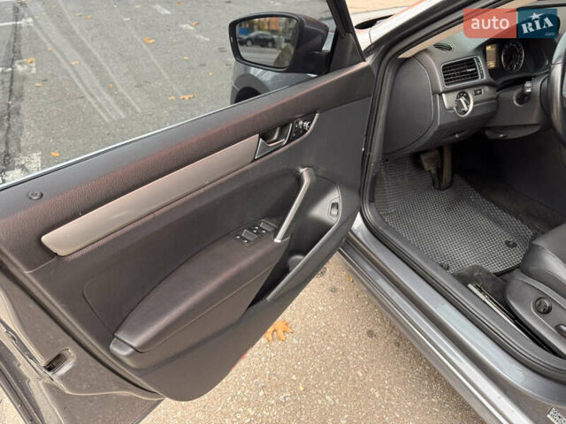 Сірий Фольксваген Пассат, об'ємом двигуна 1.8 л та пробігом 172 тис. км за 11000 $, фото 12 на Automoto.ua