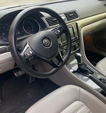 Серый Фольксваген Пассат, объемом двигателя 1.8 л и пробегом 160 тыс. км за 12000 $, фото 7 на Automoto.ua