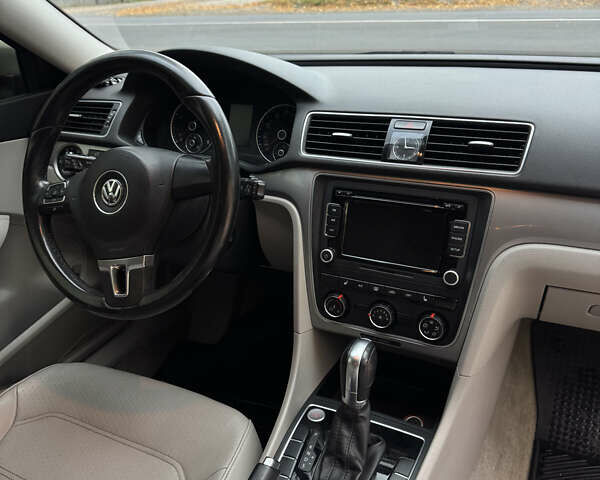 Серый Фольксваген Пассат, объемом двигателя 1.8 л и пробегом 225 тыс. км за 12000 $, фото 4 на Automoto.ua